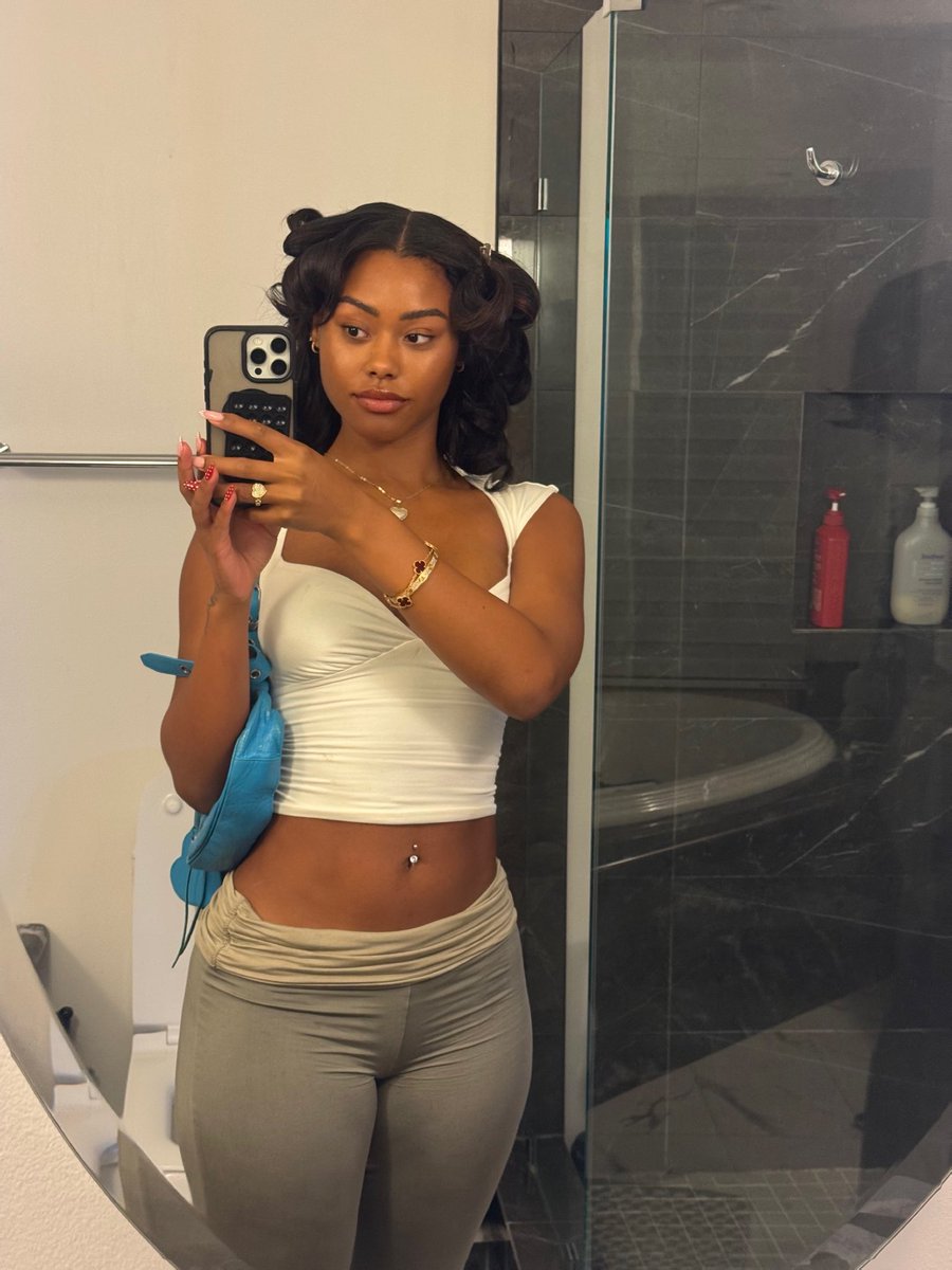 dejarennaee's tweet photo. Wake up gotta do my hair gotta put on makeup https://t.co/zU7ysFSboT