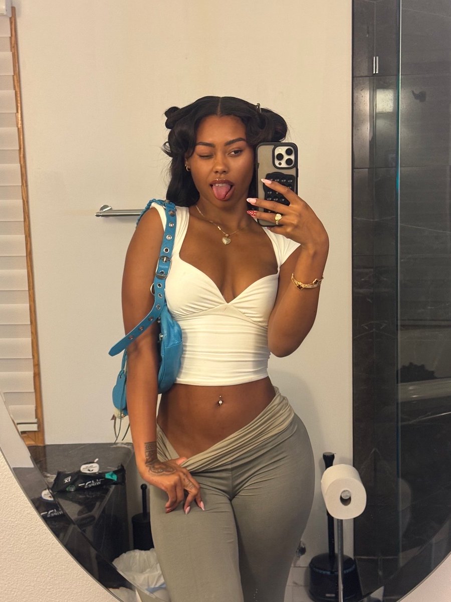 dejarennaee's tweet photo. Wake up gotta do my hair gotta put on makeup https://t.co/zU7ysFSboT