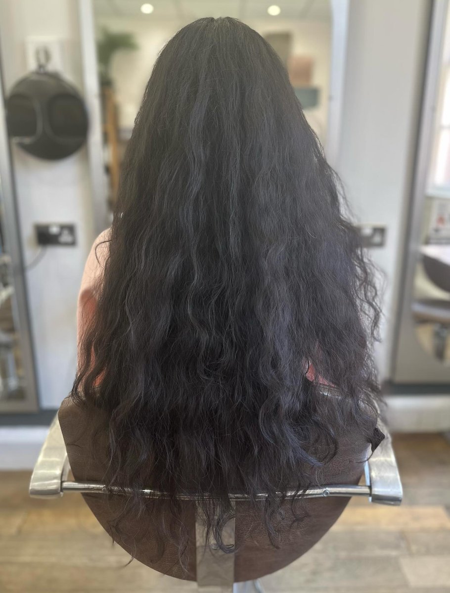 Gig_Ginger's tweet photo. This curly client wanted to keep her length while adding volume at the roots. Stephen created dry layers, then finished with L’Oréal Curl Expression. The result: fuller roots, healthy, weightless curls, and all that length intact. https://t.co/X6U13fTzrj