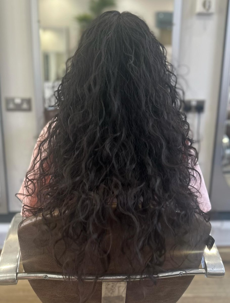 Gig_Ginger's tweet photo. This curly client wanted to keep her length while adding volume at the roots. Stephen created dry layers, then finished with L’Oréal Curl Expression. The result: fuller roots, healthy, weightless curls, and all that length intact. https://t.co/X6U13fTzrj