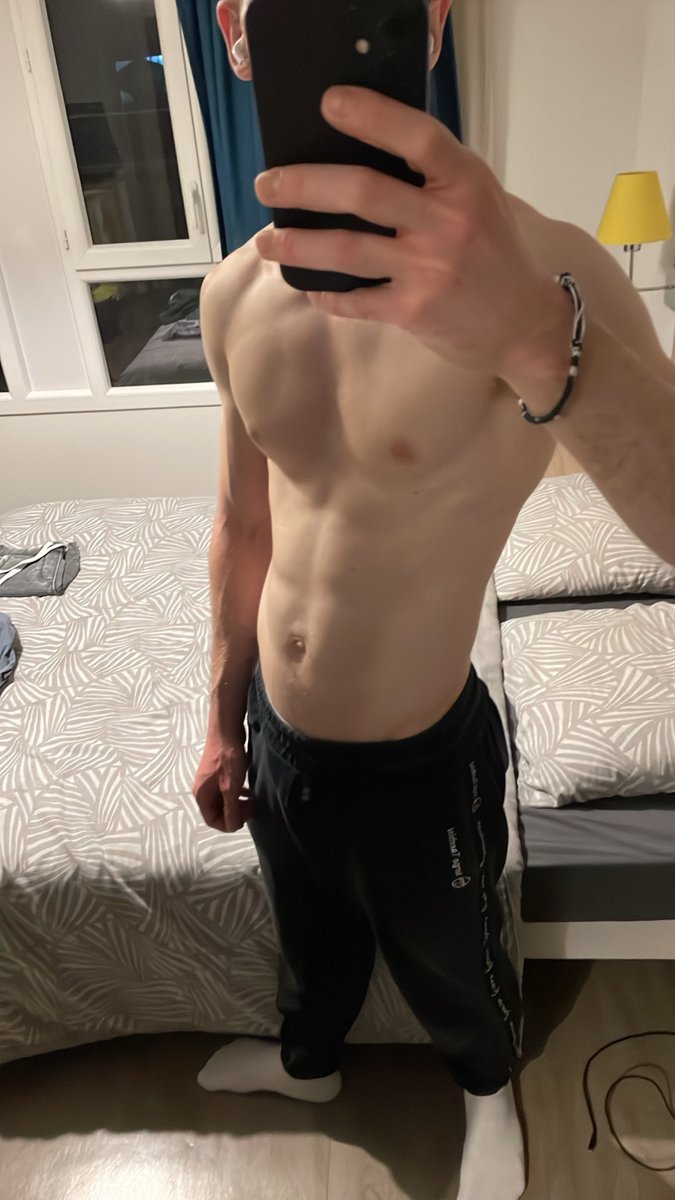 s3nn3t's tweet photo. Qui de Dijon pour me caresser le torse un peu là ? #gay #curieux #hétéro #hetero https://t.co/1ZE2Ue86UJ