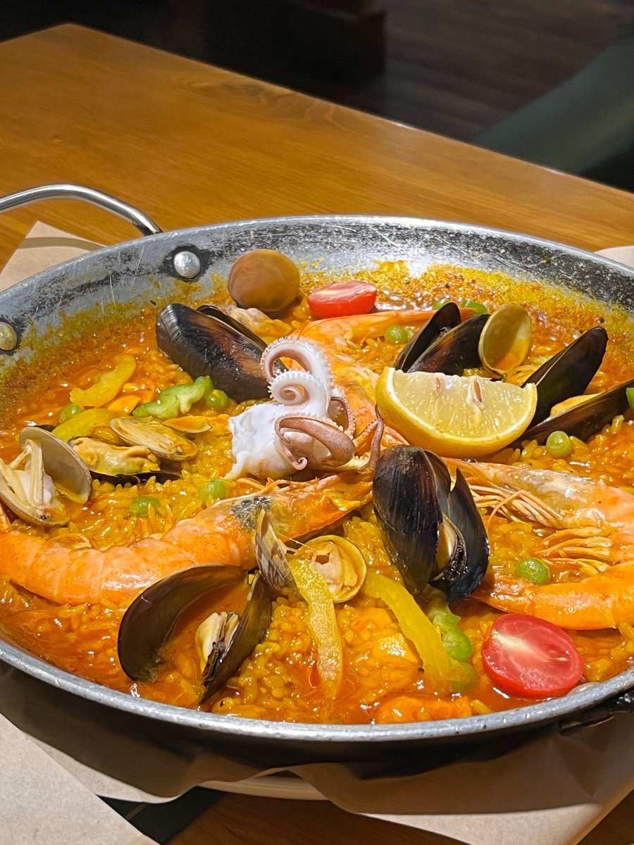 BellaJeremto's tweet photo. Probé la paella de marisco de este pequeo restaurante en el centro, arroz perfectamente tostado y sabores intensos que transportan a la costa valenciana! （中文大意：我在市中心这家小餐馆吃了海鲜饭，米饭烤得恰到好处，浓郁的风味让人仿佛置身瓦伦西亚海岸！）， https://t.co/AIbDFw0CLf