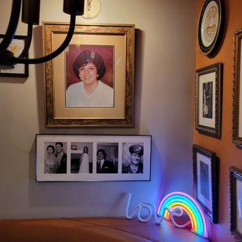 gagasourcelgs's tweet photo. Celebrando os 15 anos da existência do Joanne Trattoria, Joe Germanotta fala sobre o restaurante da família Germanotta e cita Lady Gaga:

"Foi ela quem deu nome ao restaurante", diz Joe. "Minha esposa e eu já estávamos aposentados. A Stefani disse: ‘Mãe, você vai começar a minha fundação’, a Born This Way Foundation, ‘e pai, você vai ser dono de um restaurante’, porque ela sabia que era isso que eu sempre quis."

Joe se emociona e diz: "Como você pode ver, eu fico emocionado. E ela disse: ‘Você vai chamá-lo de Joanne’. Ela é uma filha maravilhosa. Depois, ela compôs o álbum."