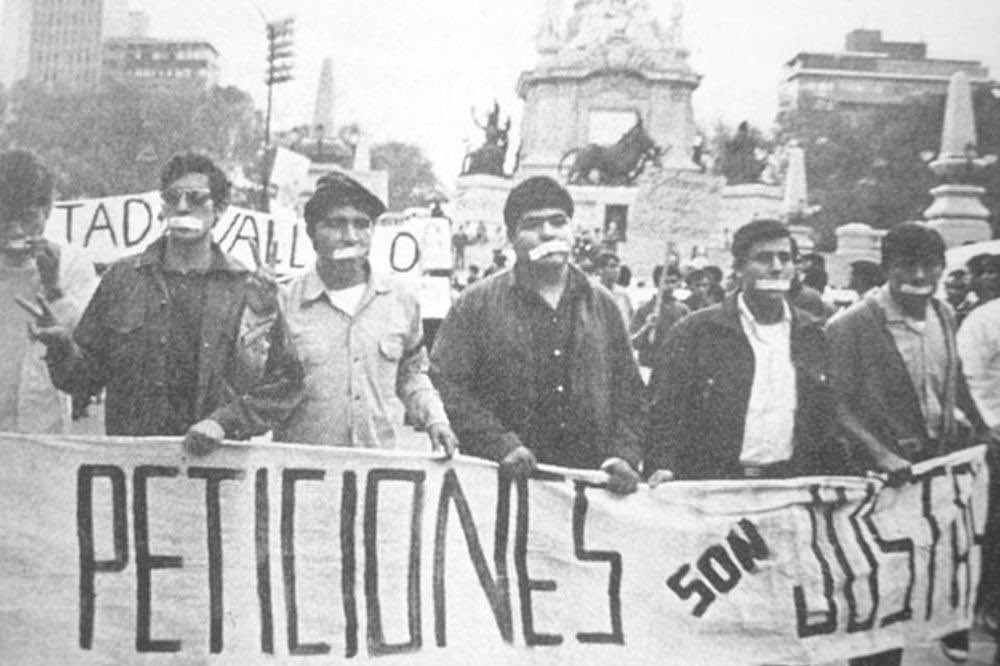 heidi_belikov's tweet photo. El 2 de octubre no es pasado. 
Es memoria de lucha, organización y resistencia.

En México, el movimiento estudiantil de 1968 tomó las calles y desafió al régimen autoritario del PRI y de Gustavo Díaz Ordaz. Exigía la libertad de los presos políticos, la desaparición del cuerpo de granaderos y el fin de la represión.

Aunque los estudiantes estuvieron al frente, no marcharon solos. 
Profesores, madres y padres de familia, obreros y otros sectores populares se sumaron a las movilizaciones y acompañaron la lucha.

Para entonces, el movimiento ya había enfrentado intervenciones policiales y militares. El Estado mexicano respondió a sus demandas con más represión, una escalada que culminó el 2 de octubre en la masacre de Tlatelolco.

Las bengalas lanzadas desde un helicóptero marcaron el inicio del operativo. En tierra, el Ejército y el Batallón Olimpia, un grupo paramilitar infiltrado entre la multitud, participaron en la represión. Sus integrantes vestían de civil y se identificaban con un guante o pañuelo blanco.

Recordamos a las y los estudiantes perseguidos, encarcelados, heridos y asesinados. Honramos a los hombres y mujeres que se organizaron, brigadearon y resistieron, especialmente a las mujeres, tantas veces borradas de la historia.

Como mexicana, reivindico esa memoria estudiantil y popular. 

La memoria también es resistencia.

Mientras exista injusticia, habrá juventud organizándose, tomando las calles y negándose a guardar silencio.

2 de octubre no se olvida.