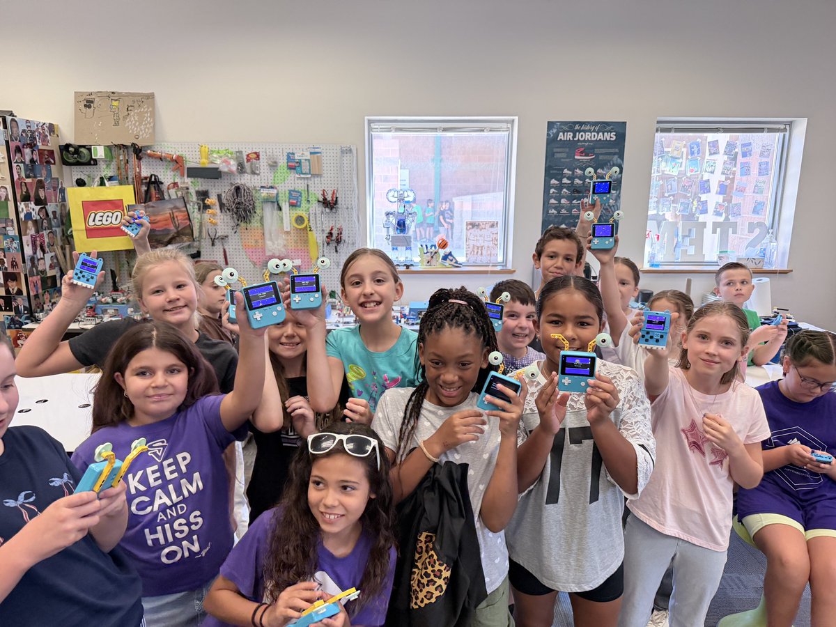 KnIhT_tNeReFfId's tweet photo. These kids @MSMakeCode games were blowing up in the 4th grade App Store!!! So proud of the work they put in and today they got a day to hold their code and hand it off to friends. #csforall #csk8 #stem #makersgonnamane #makerspace @SVViperPride @DVUSD @elecfreaks https://t.co/deawqbLzHO