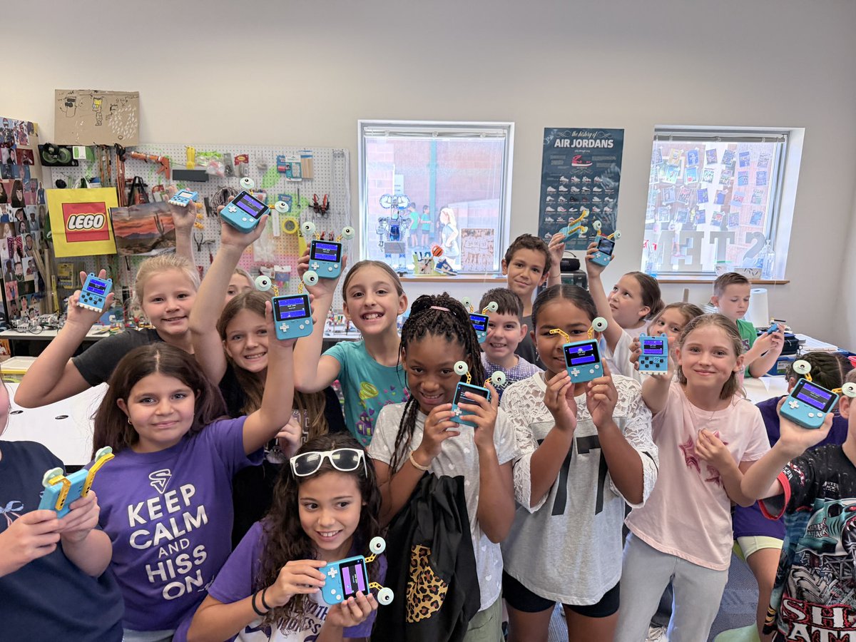 KnIhT_tNeReFfId's tweet photo. These kids @MSMakeCode games were blowing up in the 4th grade App Store!!! So proud of the work they put in and today they got a day to hold their code and hand it off to friends. #csforall #csk8 #stem #makersgonnamane #makerspace @SVViperPride @DVUSD @elecfreaks https://t.co/deawqbLzHO