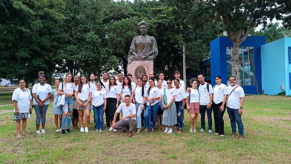 CubaMES's tweet photo. 🇨🇺 🎓 La @UCLVCU recibió a sus nuevos profesores con una jornada de acogida que combinó historia, patrimonio y sentido de pertenencia. La jornada contó con la presencia del Dr. C. @lbolivera73, rector de la UCLV. 
¡Bienvenidos al claustro! 💙 

ℹ️📷 #UCLV 
#UniversidadCubana https://t.co/k0xYmzEAei