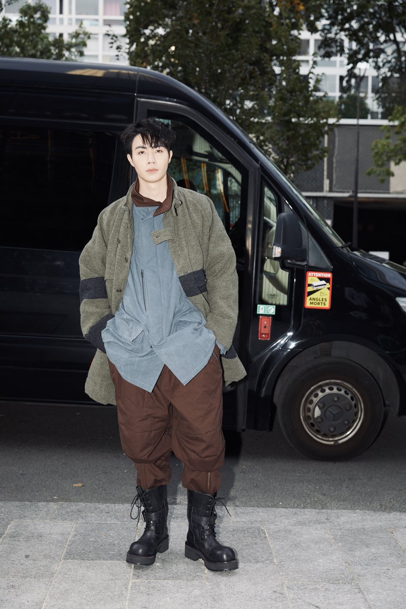mintmag_th's tweet photo. ความหล่อชัดๆ! ส่องลุคหนุ่ม #ซีพฤกษ์ ในโททัลลุคใหม่ พร้อมร่วมชมแฟชั่นโชว์ Yohji Yamamoto คอลเล็กชั่นใหม่ Spring Summer 2027 ที่จัดขึ้นในวันนี้ ณ กรุงปารีส ฝรั่งเศส 💚

ZEE PRUK IN PFW 2027
#YohjiYamamotoXZeePruk
#ZeePruk
#YohjiYamamoto
#MintNews https://t.co/0N1RNQmexa