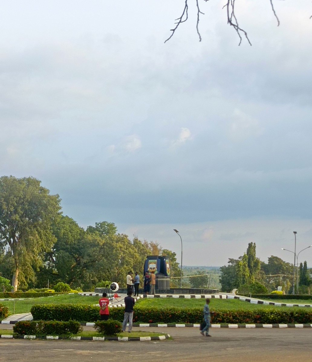 TemitopeOmoniyi's tweet photo. Convocation photoshoots have started already? Nice one!

#UNILORIN41stConvocation
#BetterByFar🎓 https://t.co/LgPjk2jV8h