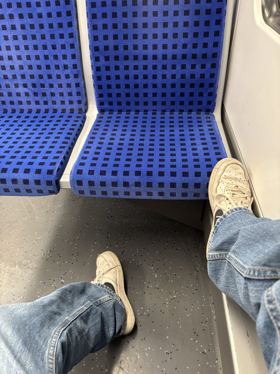 Alpha__Student's tweet photo. Welchen Loser kann ich fertig machen ?👊😈
#master #selling #aypig #alpha #cashslave #abdrücken #humanatm #feetfetish #sockfetish #footlover #toefetish #footmaster #footworship #findom #boss #finsub #sneaks https://t.co/Ou0ZhEIpGY