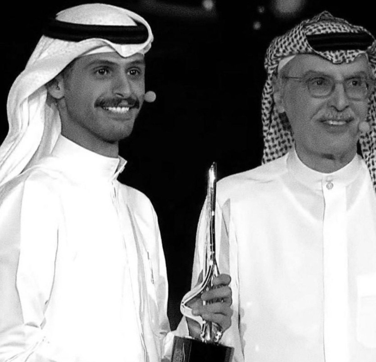 iib8rx's tweet photo. أجاهد الشوق بعد غيابك اعظم جهاد
اي والله ابيك لكن المراجل تبي .! 

        - مزيد الوسمي https://t.co/vEwsrJ3wZQ