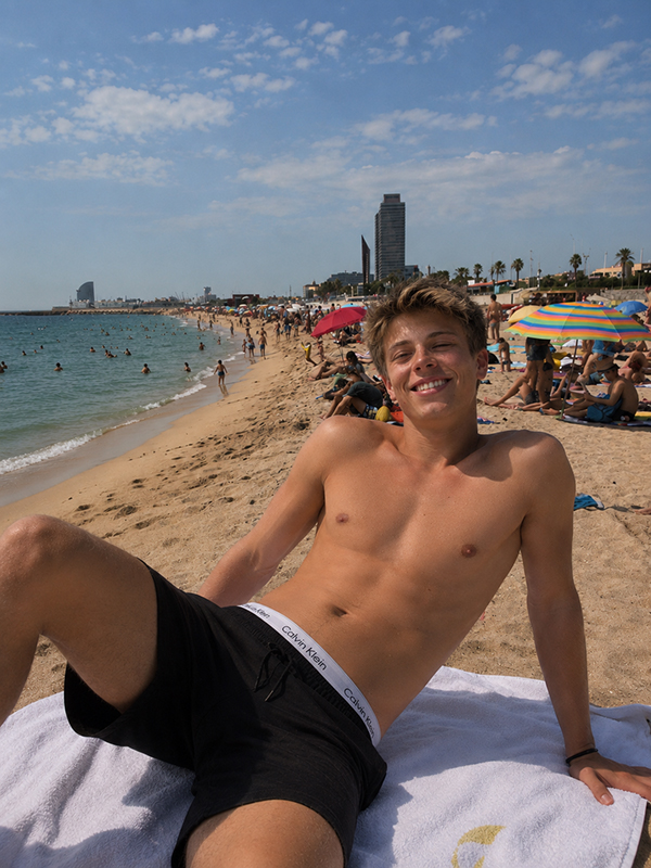 Arvidvis's tweet photo. What do you think of my body? ☺️ I'm not sure if it's good enough to be a model... 😳 do you think I could be an onlyfans model? 🫢  #mlm #gaytwink #gaytwt https://t.co/05GPITQxCK