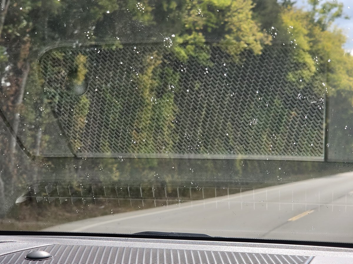 SturgillFan's tweet photo. @RuthSevereWx 
Sunshower sprinkles on the windshield in Christiana. https://t.co/y5ihfEOOK4