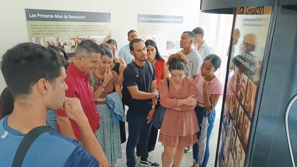 CubaMES's tweet photo. 🇨🇺 🎓 La @UCLVCU recibió a sus nuevos profesores con una jornada de acogida que combinó historia, patrimonio y sentido de pertenencia. La jornada contó con la presencia del Dr. C. @lbolivera73, rector de la UCLV. 
¡Bienvenidos al claustro! 💙 

ℹ️📷 #UCLV 
#UniversidadCubana https://t.co/k0xYmzEAei