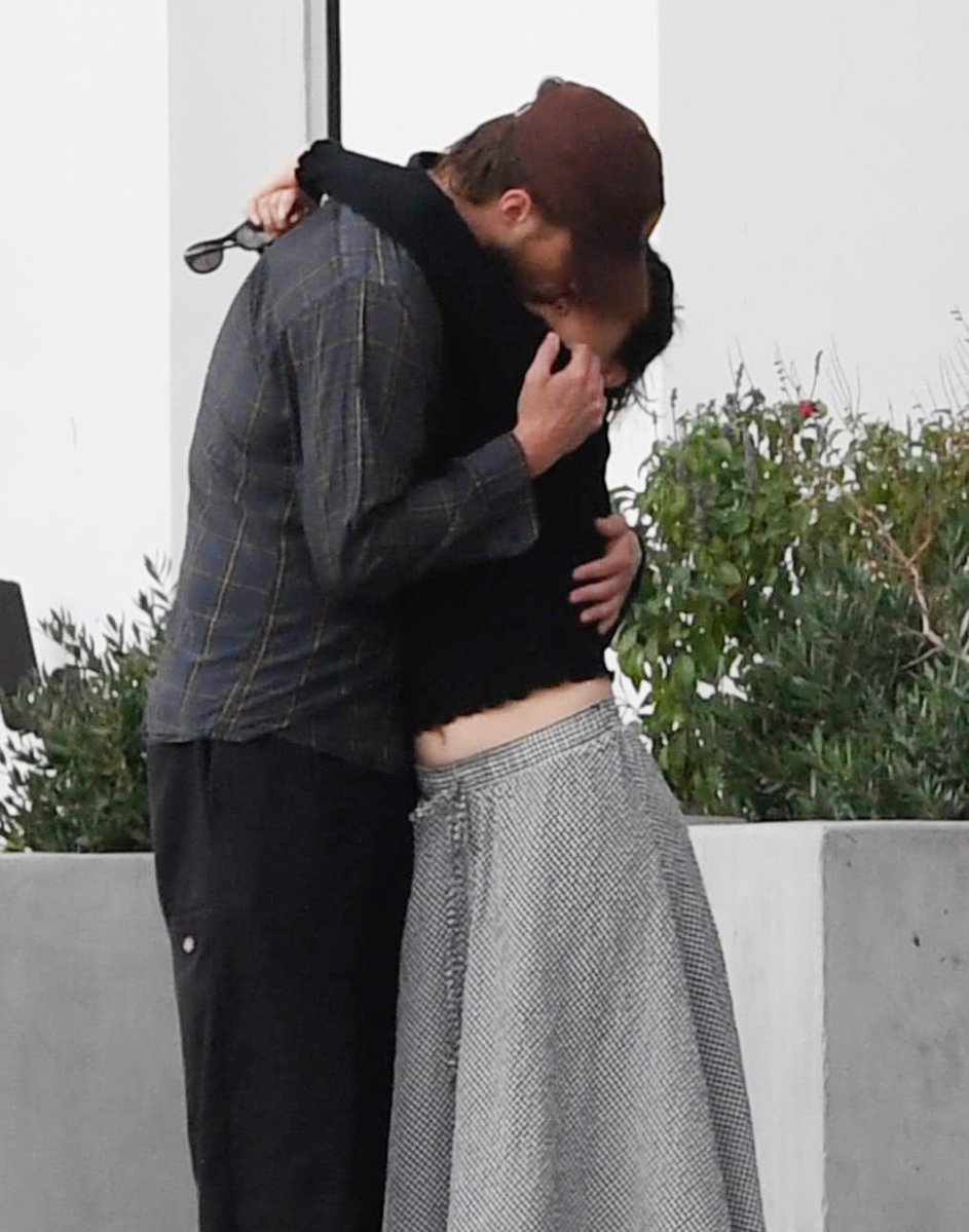 ghostinavenue_'s tweet photo. the little kiss... I'm melting. Protect them from all negative comments pls https://t.co/Asr2QQe83n