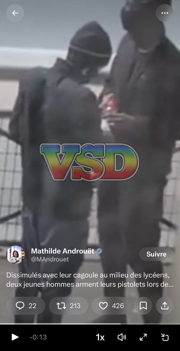 MikhaliMikhouli's tweet photo. @MAndrouet Le 2e ga tient un biberon à Bille dans ses mains pas d’inquiétude Mathilde c’est juste un pistolet Airsoft pas la peine d’affoler les papy qui vous suivent 

Dans le pire des cas c’est juste un jeune tdc qui voulait faire le mec stylé https://t.co/GimHQAbRUI