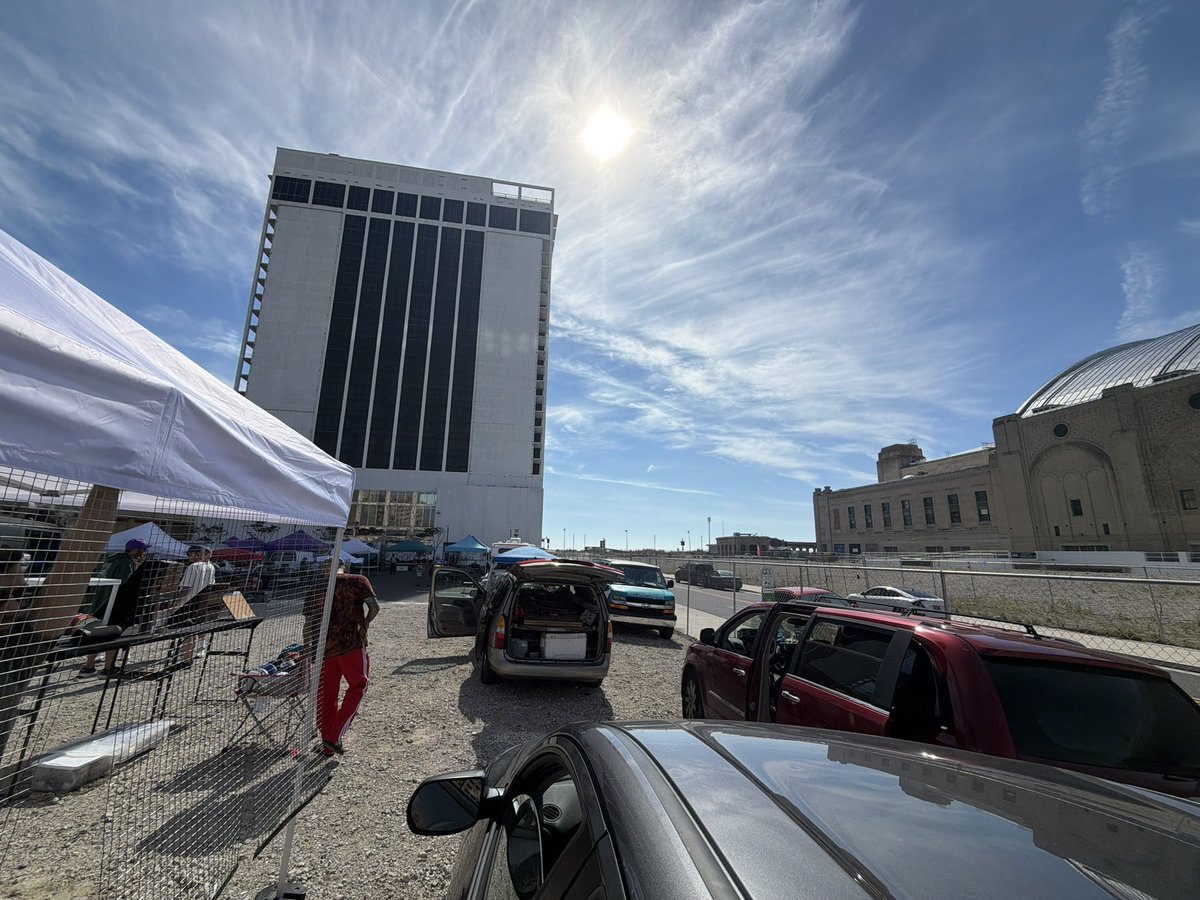 JacobbMarley's tweet photo. Shakedown at AC! Stop by ๐
Right outside boardwalk hall
#Phish #AtlanticCity #Boardwalkhall #Shakedownstreet https://t.co/LuQ6hKcs99