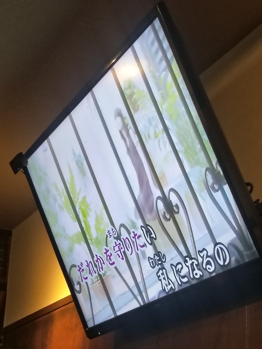 TK10092's tweet photo. 終電で横浜(@g0vyi )1杯華金㊗️
沢山の再会と笑いも賑やかな夜🌠
互いの近況も話せて本当によかった。

久しぶりに自宅に帰ってきたのだが電球がきれてたわ？(ｽﾞｺ〜！)
ほろ酔いのままとり替えようと脚立を使ってたらリアルずっこけしたわ？(ｱｲﾀﾀﾀ..)歳はとりたくないものです。
明日も1日頑BBA https://t.co/mTSylXBKg9