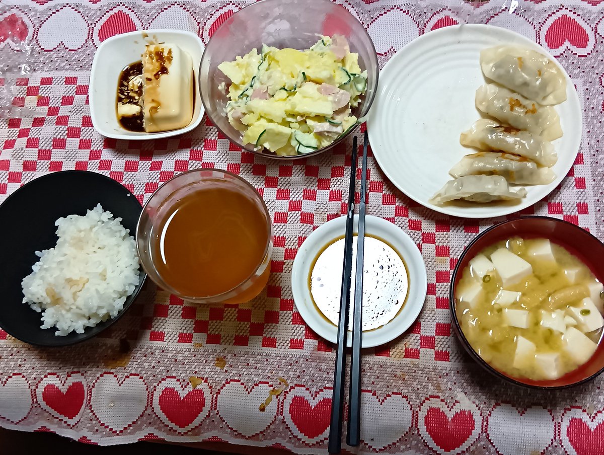 hir7148's tweet photo. 14日は仏様のお供え更新で夕飯は無し。
15日は、焼餃子と目玉焼、ポテトサラダ、冷奴、油揚げと豆腐の味噌汁、白飯。
16日は、炒飯と丸幸ラーメンコラボカップ麺。
17日は、塩鯖、たくあん、ポテトサラダ、大根と卵の味噌汁、山葵ふりかけ飯。
18日は、玉子丼
沢庵、豆腐とわかめの味噌汁。 https://t.co/jQ70313iSf