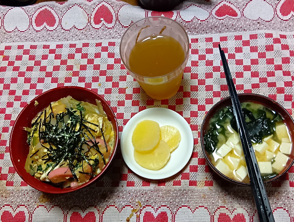 hir7148's tweet photo. 14日は仏様のお供え更新で夕飯は無し。
15日は、焼餃子と目玉焼、ポテトサラダ、冷奴、油揚げと豆腐の味噌汁、白飯。
16日は、炒飯と丸幸ラーメンコラボカップ麺。
17日は、塩鯖、たくあん、ポテトサラダ、大根と卵の味噌汁、山葵ふりかけ飯。
18日は、玉子丼
沢庵、豆腐とわかめの味噌汁。 https://t.co/jQ70313iSf