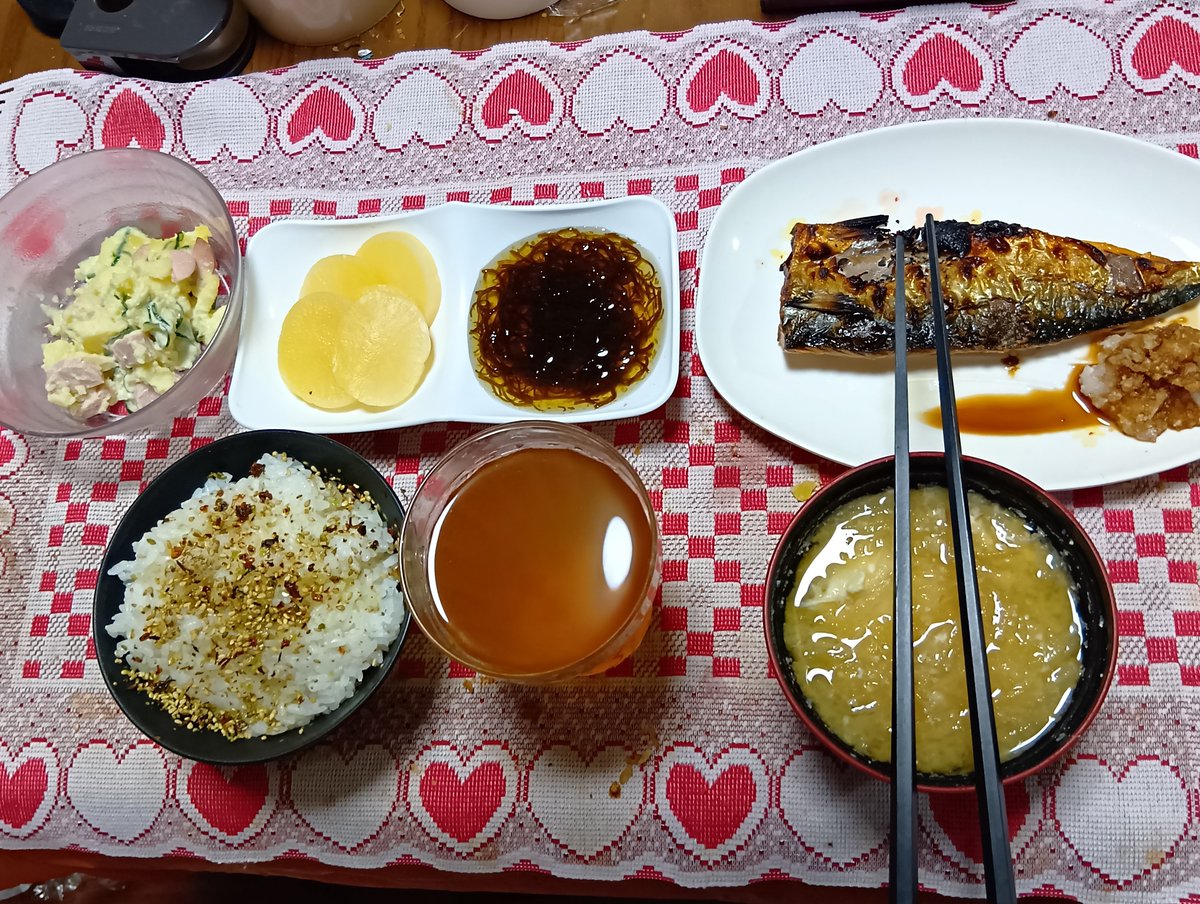 hir7148's tweet photo. 14日は仏様のお供え更新で夕飯は無し。
15日は、焼餃子と目玉焼、ポテトサラダ、冷奴、油揚げと豆腐の味噌汁、白飯。
16日は、炒飯と丸幸ラーメンコラボカップ麺。
17日は、塩鯖、たくあん、ポテトサラダ、大根と卵の味噌汁、山葵ふりかけ飯。
18日は、玉子丼
沢庵、豆腐とわかめの味噌汁。 https://t.co/jQ70313iSf