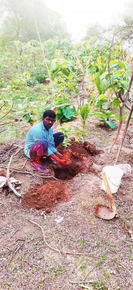 SalvajiR's tweet photo. ఎం సంగతి నర్సయ్య... అంత మంచిదేన.... గిట్లున్న నువ్వు ఇట్ల అయితివి  తమ్మి...
    కెటిఅర్ అన్న.  అమెరికాలొఉద్యోగంమచేసిండు తమ్మి ఎట్ల ఉంటది మరి..‌‌   బట్డలు చింపుకోకు ఎం ఉండయ్ అఖరికి https://t.co/th8wT4VCk3
