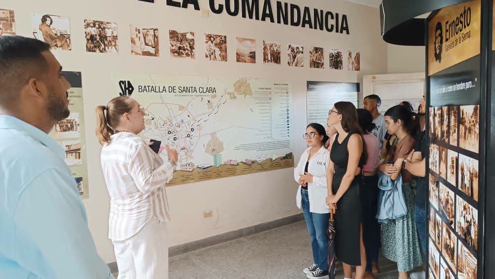 CubaMES's tweet photo. 🇨🇺 🎓 La @UCLVCU recibió a sus nuevos profesores con una jornada de acogida que combinó historia, patrimonio y sentido de pertenencia. La jornada contó con la presencia del Dr. C. @lbolivera73, rector de la UCLV. 
¡Bienvenidos al claustro! 💙 

ℹ️📷 #UCLV 
#UniversidadCubana https://t.co/k0xYmzEAei