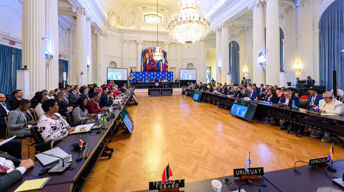 MinexGt's tweet photo. #OEA| Durante la sesión plenaria de la Trigésima Primera Reunión de Consulta de Ministros de Relaciones Exteriores de la OEA, el #CancillerGT Carlos Ramiro Martínez Alvarado expresó la profunda preocupación de Guatemala ante la situación en Nicaragua y destacó que la democracia exige pluralidad política, participación ciudadana, alternabilidad en el poder y pleno respeto de los derechos y libertades fundamentales.

Guatemala hizo un llamado a mantener en el centro de la acción regional al pueblo nicaragüense, promoviendo la liberación de los presos políticos, el cese de la persecución, el restablecimiento de las libertades fundamentales y de los derechos que han sido limitados, así como condiciones que permitan elecciones libres, justas e inclusivas.

En la sesión, los Estados miembros de la OEA adoptaron por consenso la resolución titulada  “La situación en Nicaragua y su consideración colectiva continua”, que contempla el establecimiento de un Grupo Ministerial de Seguimiento para impulsar el diálogo y formular recomendaciones sobre acciones diplomáticas y jurídicas concretas.

Guatemala reiteró su disposición de continuar participando constructivamente en este proceso, con disposición al diálogo y a la búsqueda de consensos entre los Estados miembros de la Organización.