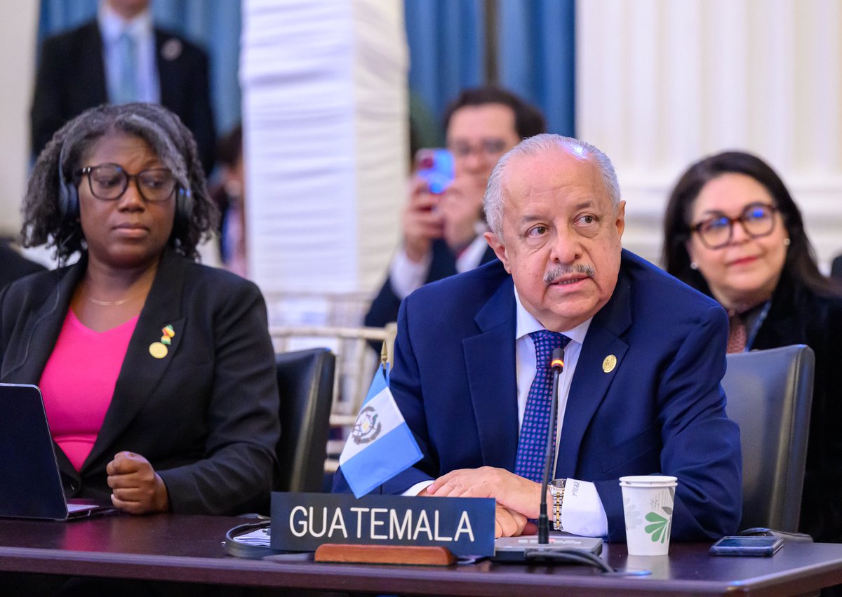 MinexGt's tweet photo. #OEA| Durante la sesión plenaria de la Trigésima Primera Reunión de Consulta de Ministros de Relaciones Exteriores de la OEA, el #CancillerGT Carlos Ramiro Martínez Alvarado expresó la profunda preocupación de Guatemala ante la situación en Nicaragua y destacó que la democracia exige pluralidad política, participación ciudadana, alternabilidad en el poder y pleno respeto de los derechos y libertades fundamentales.

Guatemala hizo un llamado a mantener en el centro de la acción regional al pueblo nicaragüense, promoviendo la liberación de los presos políticos, el cese de la persecución, el restablecimiento de las libertades fundamentales y de los derechos que han sido limitados, así como condiciones que permitan elecciones libres, justas e inclusivas.

En la sesión, los Estados miembros de la OEA adoptaron por consenso la resolución titulada  “La situación en Nicaragua y su consideración colectiva continua”, que contempla el establecimiento de un Grupo Ministerial de Seguimiento para impulsar el diálogo y formular recomendaciones sobre acciones diplomáticas y jurídicas concretas.

Guatemala reiteró su disposición de continuar participando constructivamente en este proceso, con disposición al diálogo y a la búsqueda de consensos entre los Estados miembros de la Organización.