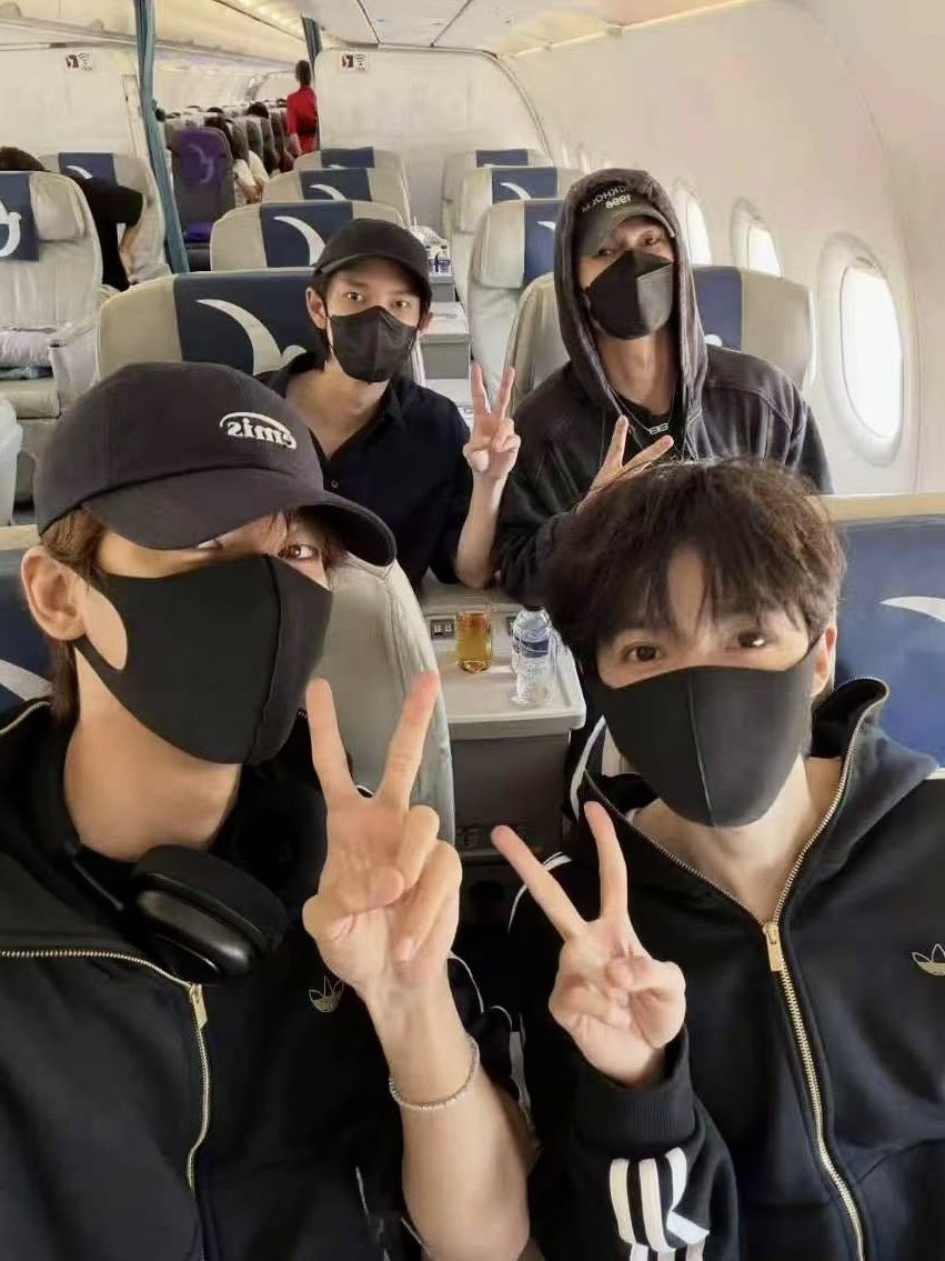 hubboyslove's tweet photo. #YanYue do BL chinês ‘Bittersweet Love’ se encontraram com #PoohPavel num avião e Ruihao os apresentou como um casal gay! https://t.co/W1nz32S2zO