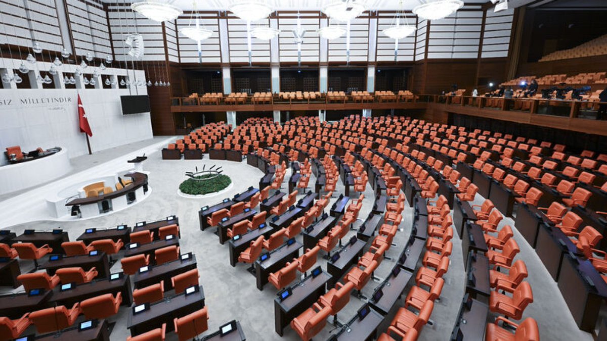 ukbkon's tweet photo. 51 günlük aranın ardından TBMM'de 28. Dönem 5. Yasama Yılı açılış oturumuyla başladı. Cumhurbaşkanı Erdoğan'ın yeni anayasa ve ekonomi vurgulu konuşmasıyla birlikte siyaset sahnesinde tempo iyice yükseliyor. #TBMM #YeniYasamaYılı #Siyaset https://t.co/hc29IxkTsY