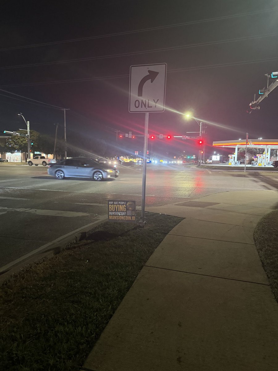 MansionOnSol's tweet photo. 2 more signs have been deployed. Thousands of more eyes are now seeing solana:3srdiFxca22oK1g7qdbGGe9qXy4aS9QGVdTETCBFpump outside of ct https://t.co/9Au3W8fpNM