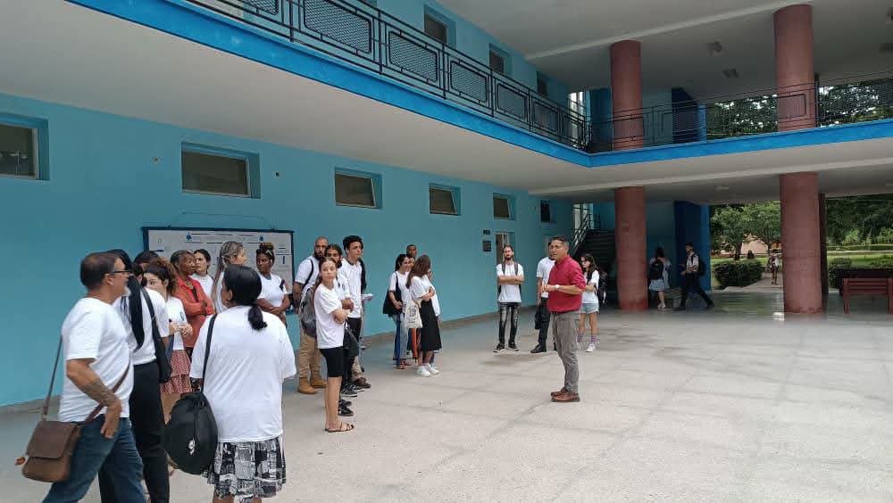 CubaMES's tweet photo. 🇨🇺 🎓 La @UCLVCU recibió a sus nuevos profesores con una jornada de acogida que combinó historia, patrimonio y sentido de pertenencia. La jornada contó con la presencia del Dr. C. @lbolivera73, rector de la UCLV. 
¡Bienvenidos al claustro! 💙 

ℹ️📷 #UCLV 
#UniversidadCubana https://t.co/k0xYmzEAei