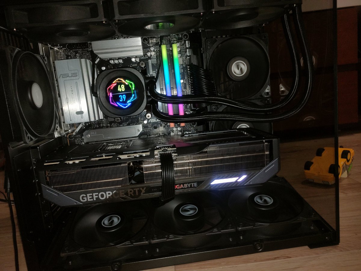 Otrema2's tweet photo. @Manuizine_bea @Manuizine_bea juge ce pc stp
PC acheté 1 800 € avec une RTX 5070.
J’ai revendu la 5070 650 € et pris une RTX 5080 à 1 100 €.

➡️ Upgrade réel : 450 €
➡️ Coût total de la config actuelle : 2 250 € https://t.co/6kSn5DtBxW