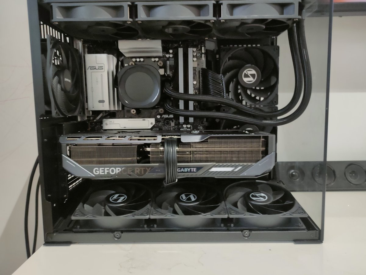 Otrema2's tweet photo. @Manuizine_bea @Manuizine_bea juge ce pc stp
PC acheté 1 800 € avec une RTX 5070.
J’ai revendu la 5070 650 € et pris une RTX 5080 à 1 100 €.

➡️ Upgrade réel : 450 €
➡️ Coût total de la config actuelle : 2 250 € https://t.co/6kSn5DtBxW