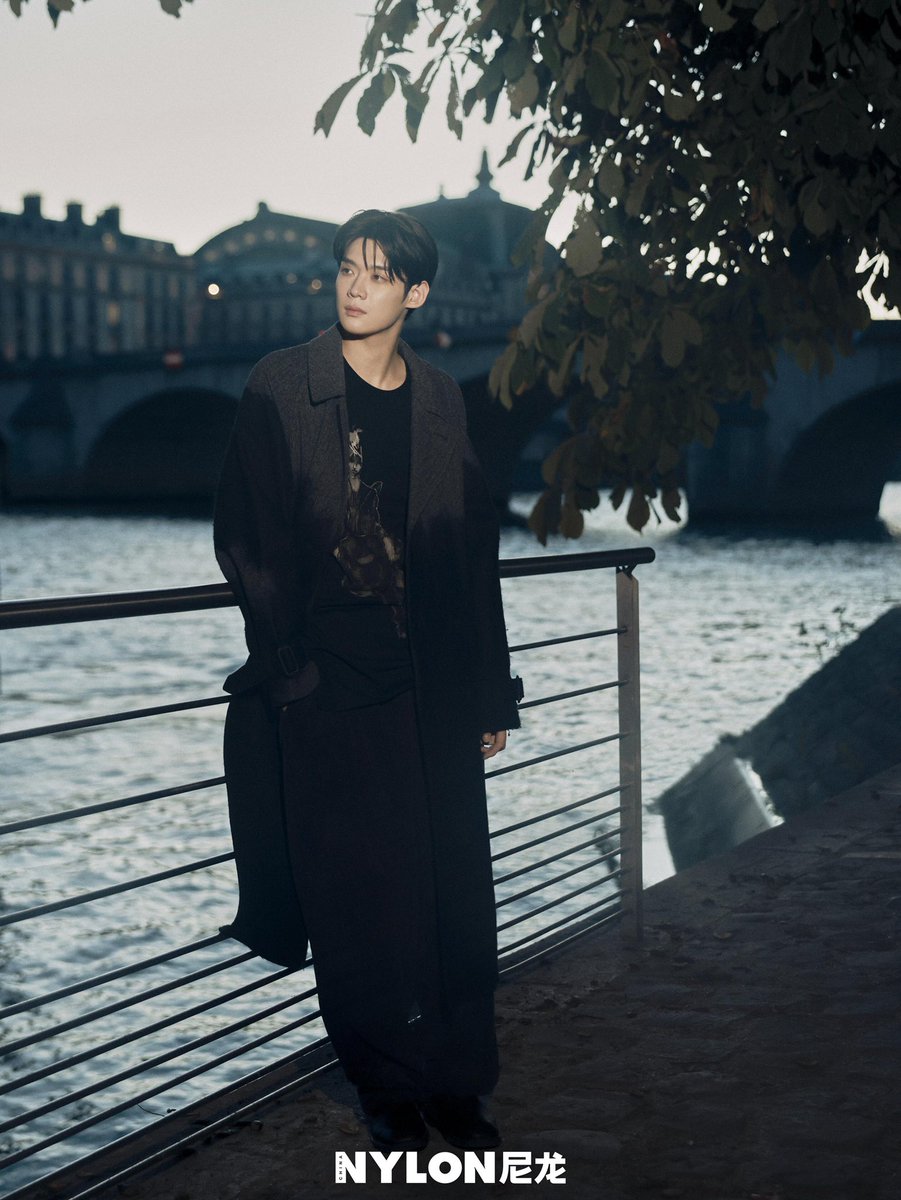 justkeepgoinz's tweet photo. Thank you NYLON CHINA for capturing these stunning shots. 

Kim Yoon Sik &amp; Yohji Yamodoto is magnificent. 

KIMYOONSIK YOHJIYAMAMOTO SS27

#YohjiYamamotoxKIMYOONSIK
#YOONSIKPFWSS27 https://t.co/IQRyX3w2sJ