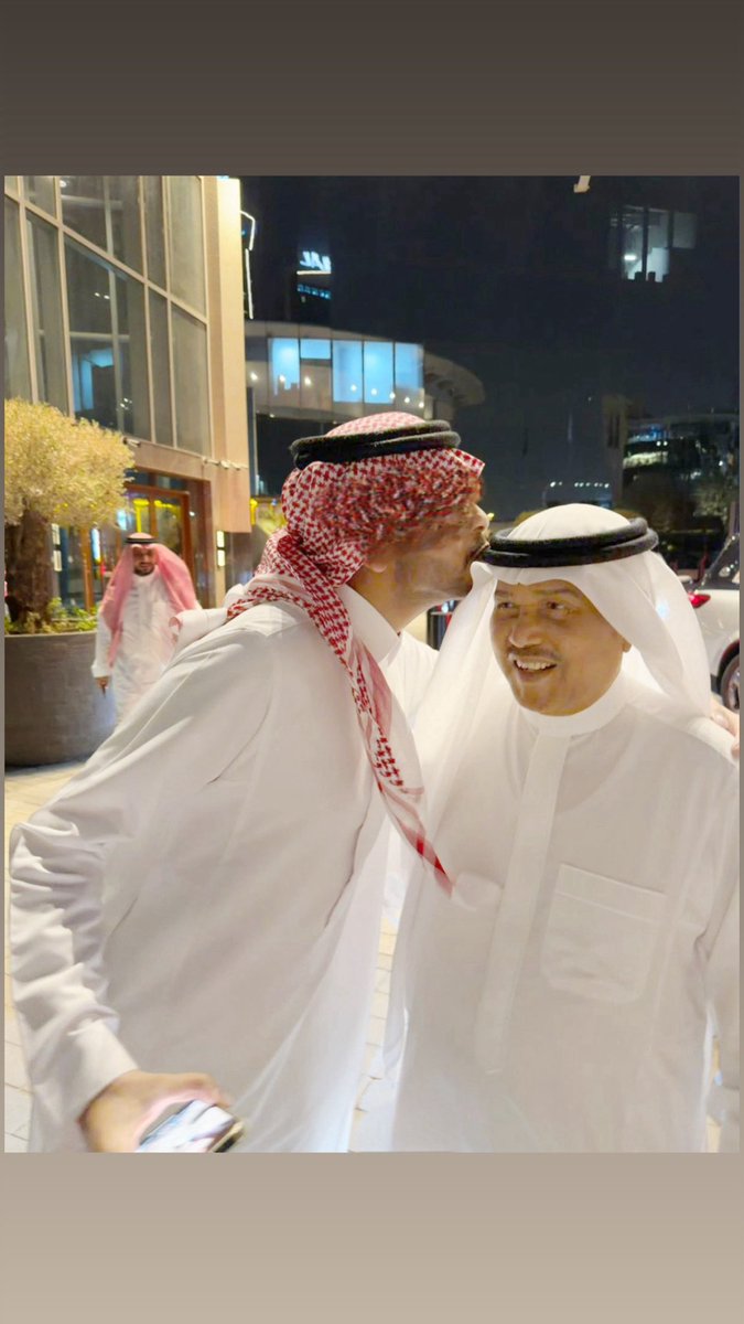 Fahad_fhr's tweet photo. ليلة ذكرها يبقى، وعام مرّ على أجمل لقاء..
في مثل هذه الليله العام الماضي جمعتني احلى ذكرى، التقيت بقمة الفن وأيقونة الطرب فنان العرب محمد عبده. ورغم كثره اللقاءات التي جمعتني به وسعدت بشوفته، تبقى هذي اللحظة بالذات هي الأقرب لقلبي والأغلى على نفسي.❤️🎶 2025/10/02 🎶❤️
#Abdu |#محمد_عبده