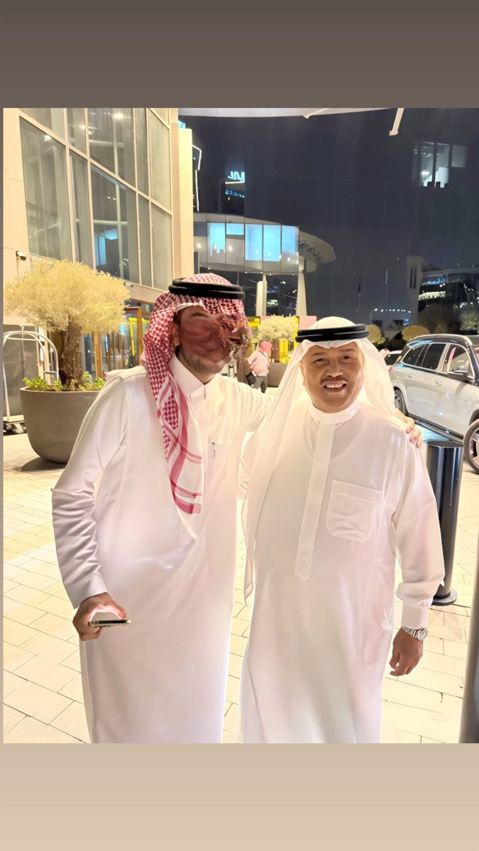 Fahad_fhr's tweet photo. ليلة ذكرها يبقى، وعام مرّ على أجمل لقاء..
في مثل هذه الليله العام الماضي جمعتني احلى ذكرى، التقيت بقمة الفن وأيقونة الطرب فنان العرب محمد عبده. ورغم كثره اللقاءات التي جمعتني به وسعدت بشوفته، تبقى هذي اللحظة بالذات هي الأقرب لقلبي والأغلى على نفسي.❤️🎶 2025/10/02 🎶❤️
#Abdu |#محمد_عبده