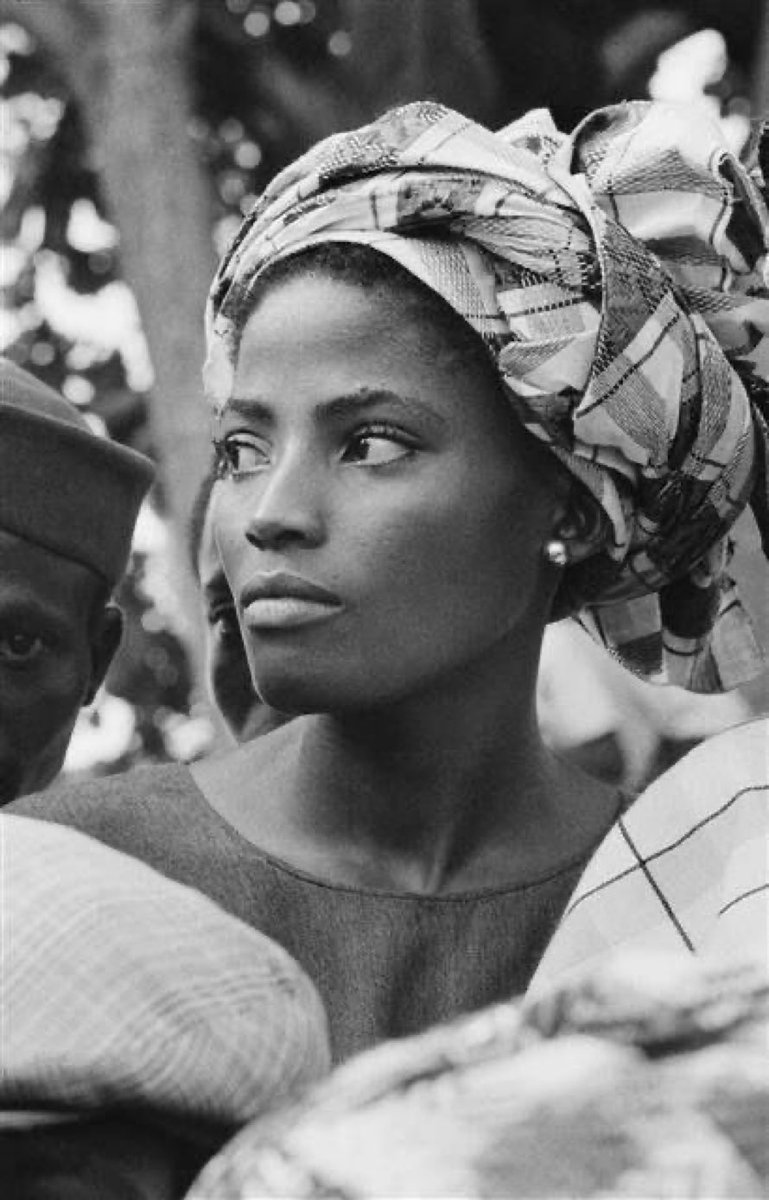paxyoruba's tweet photo. A Yoruba woman awaits the arrival of Queen Elizabeth II of England in Lagos, during her tour of Nigeria, February 1956. https://t.co/kptgIWcJwR
