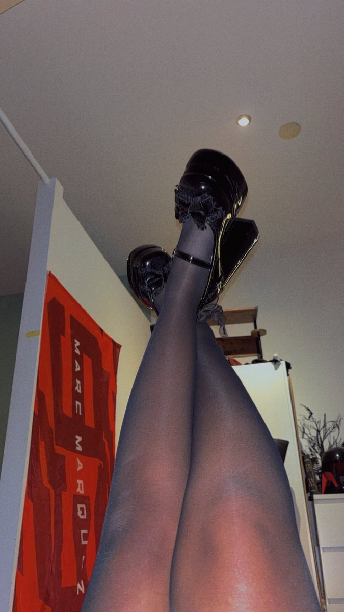 EbonGerman's tweet photo. Wie wil me vanavond verwennen? 😌

#findom #findomnl https://t.co/ZYcahgvrch