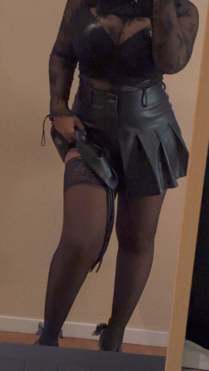 EbonGerman's tweet photo. Wie wil me vanavond verwennen? 😌

#findom #findomnl https://t.co/ZYcahgvrch