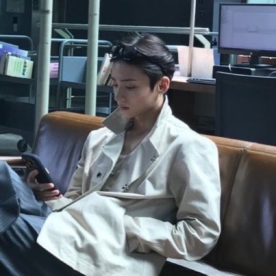sawoniz's tweet photo. please always wear your glasses like this jebal 🙏🙏🙏 https://t.co/1fkI83j3my