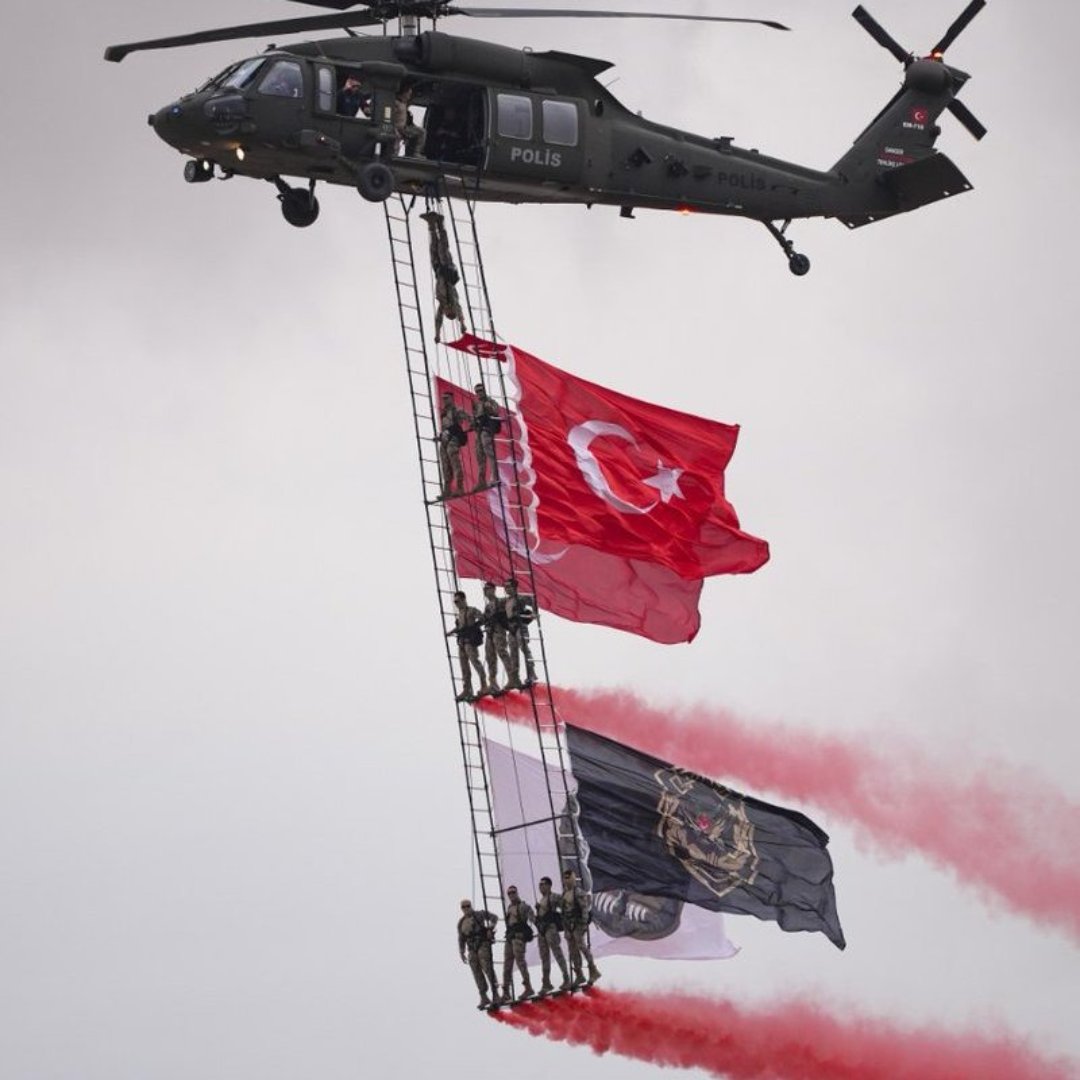 pusholder's tweet photo. Şanlıurfa'daki TEKNOFEST'e Türk polisi havadan giriş yaptı. https://t.co/q7d7di86xP