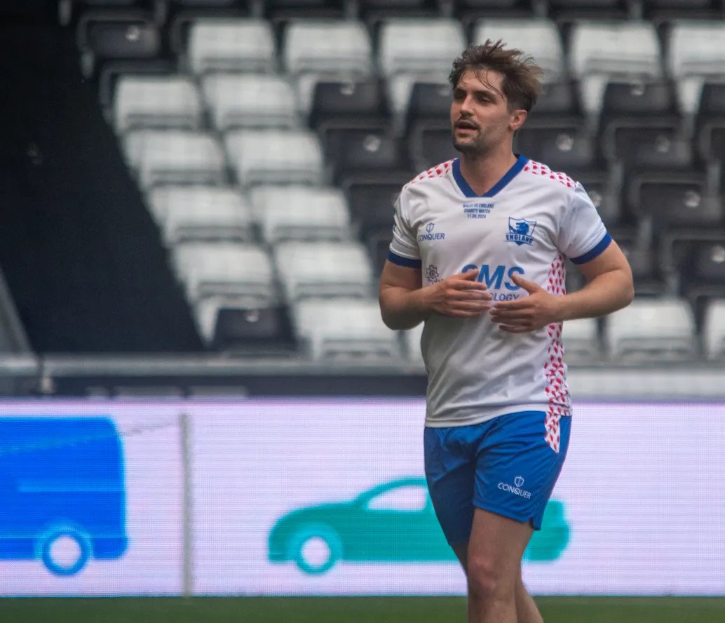 coffeegirl_99's tweet photo. Footballer!Phil Dunster is his sexiest look argue with a wall https://t.co/Y55UkNqjeL