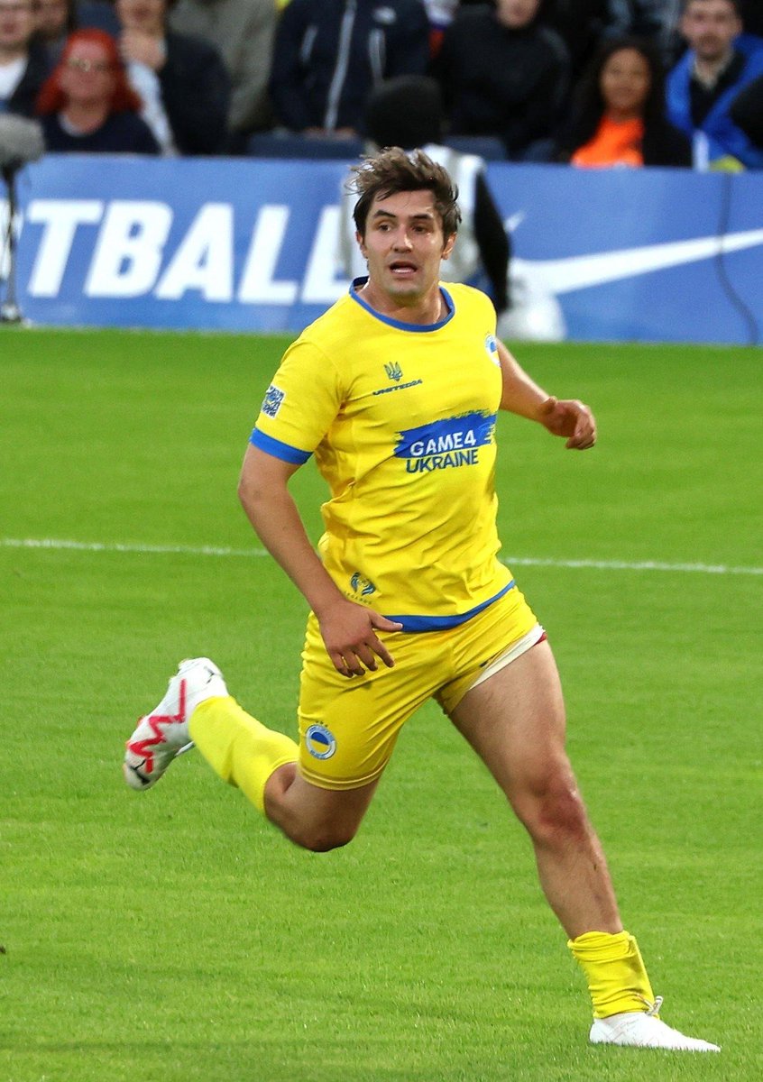coffeegirl_99's tweet photo. Footballer!Phil Dunster is his sexiest look argue with a wall https://t.co/Y55UkNqjeL