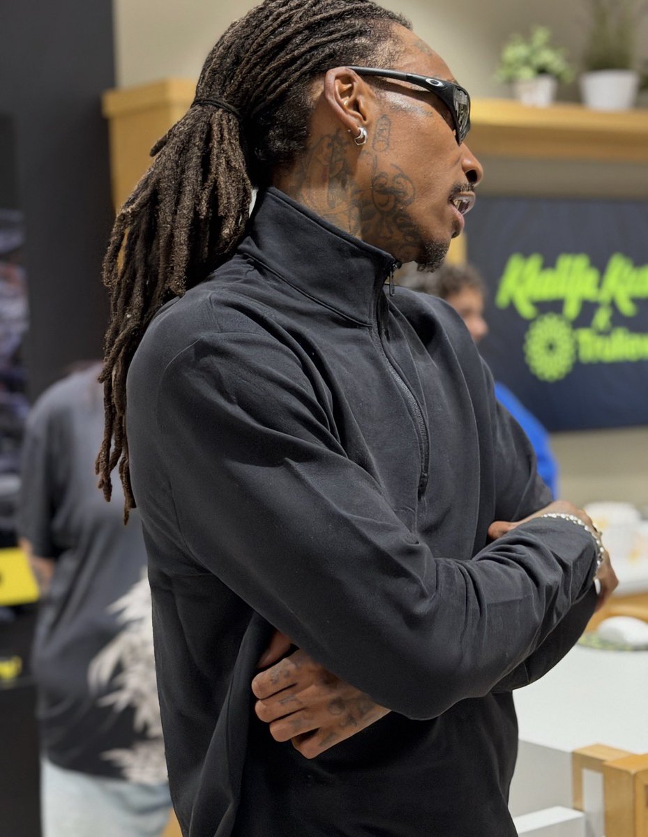 Trulieve's tweet photo. The @khalifakush family came through today @TrulievePA!🔥🌿 Much love to @wizkhalifa for spending time with our team and patients. 

Days like this are what it's all about. 🫡 https://t.co/5mVpn7DM1o