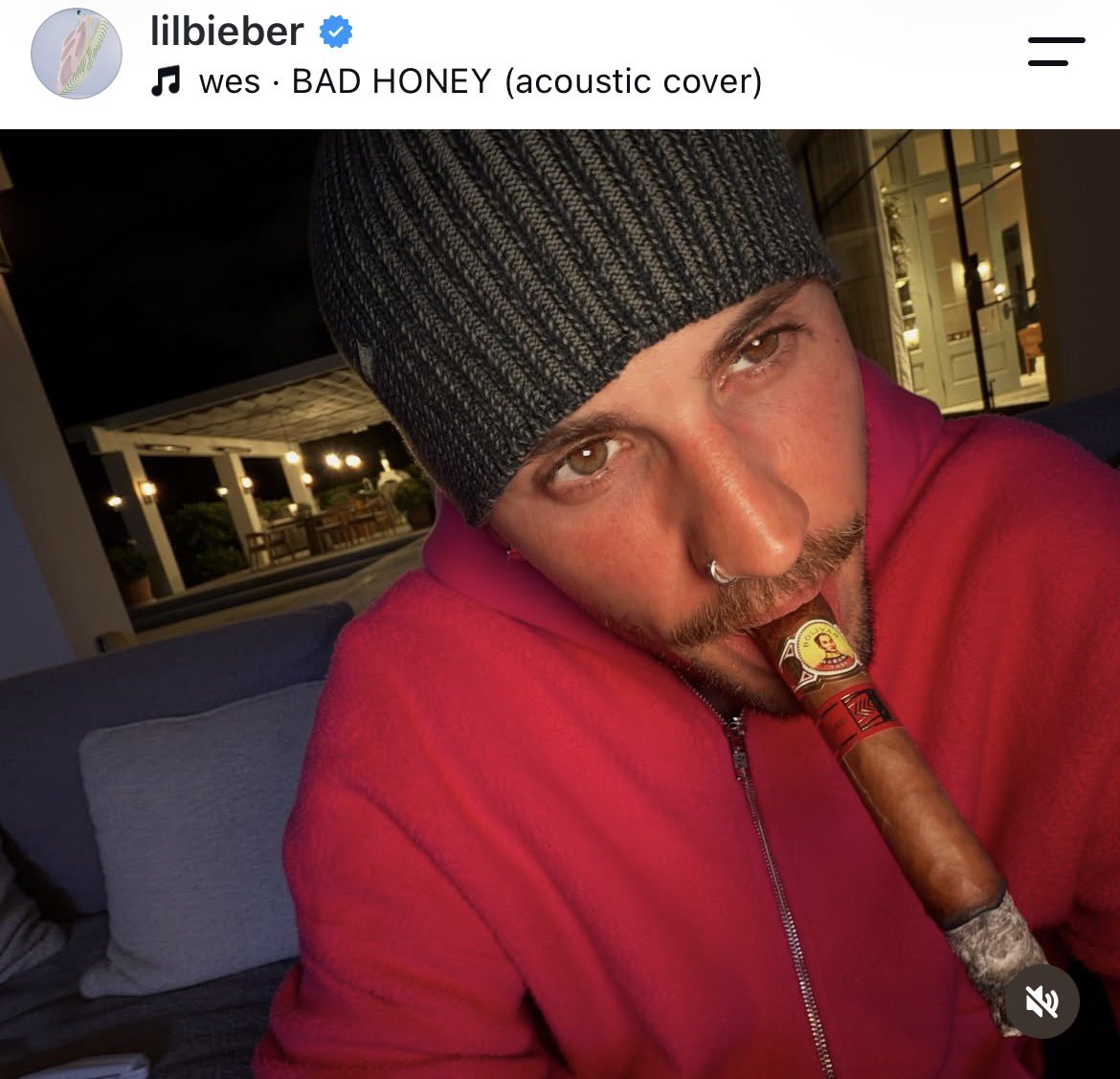 estendenciavzl's tweet photo. "Justin Bieber" es tendencia porque subió una foto fumando un tabaco con la cara de Simón Bolívar. https://t.co/2DfpRmkomv
