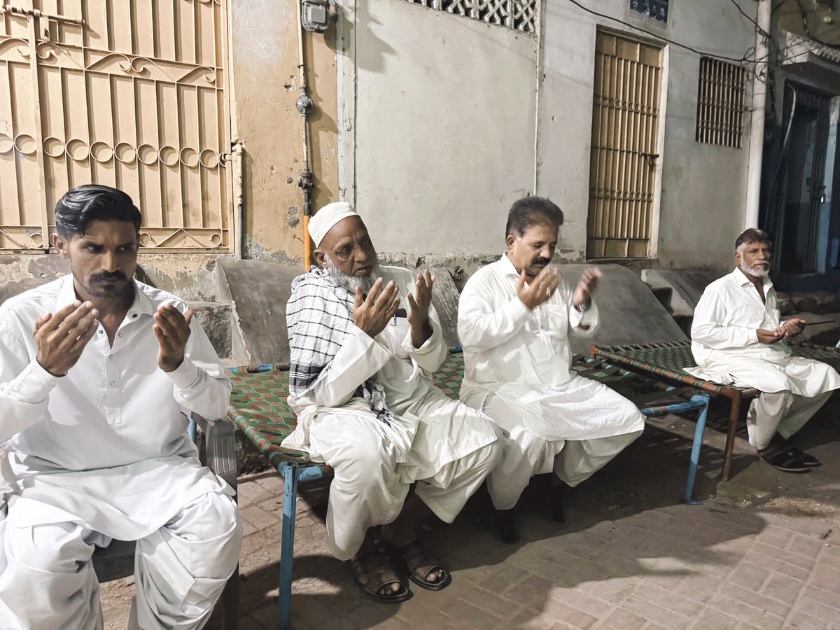 ShakeelChPPP's tweet photo. پاکستان پیپلز پارٹی کے سینئر جیالے کارکن جاوید جیدی کی ہمشیرہ کے انتقال پر ان کی رہائشگاہ پر پہنچے اور لواحقین سے اظہار تعزیت و فاتحہ خوانی 🤲 کی
اللہ پاک مرحومہ کی مغفرت فرمائے اور جنت الفردوس میں اعلیٰ مقام عطا فرمائے آمین یارب العالمین 🤲
#PPPFamily 😥
#Karachi https://t.co/am126Eqxxe