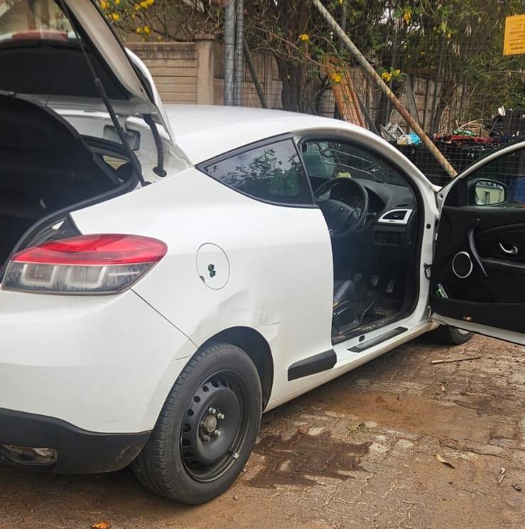 MaxMpho's tweet photo. A 39-year-old foreign national has been arrested in Masakaneng village near Groblersdal after police discovered an unlicensed firearm, ammunition and suspected stolen copper cables in his vehicle. https://t.co/p7c9hdi0qu