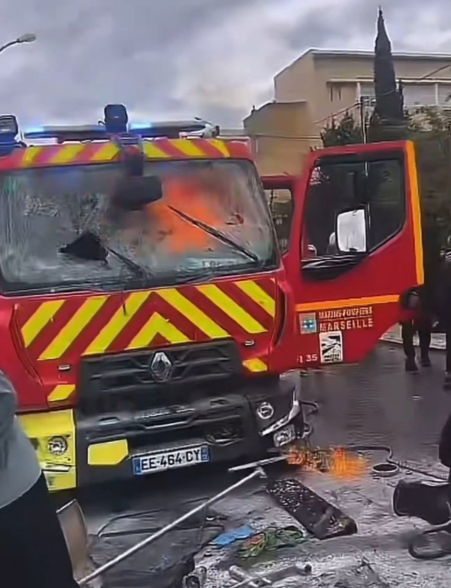 SiateSanti's tweet photo. 🇨🇵 Una donna francese dice a uno dei rivoltosi, figlio di immigrati di seconda o terza generazione, di non vandalizzare la sua città.

Lui risponde cercando di darle fuoco al viso. Anche Marsiglia continua a bruciare.

★★★

Una preghiera per la #Francia:

Je vous salue, Marie, pleine de grâce;
Le Seigneur est avec vous;
Vous êtes bénie entre toutes les femmes;
Et Jésus, le fruit de vos entrailles, est béni.

Sainte Marie, Mère de Dieu,
Priez pour nous, pauvres pécheurs
Maintenant et à l’heure de notre mort.
Amen.

#France
#Paris
#Marseille